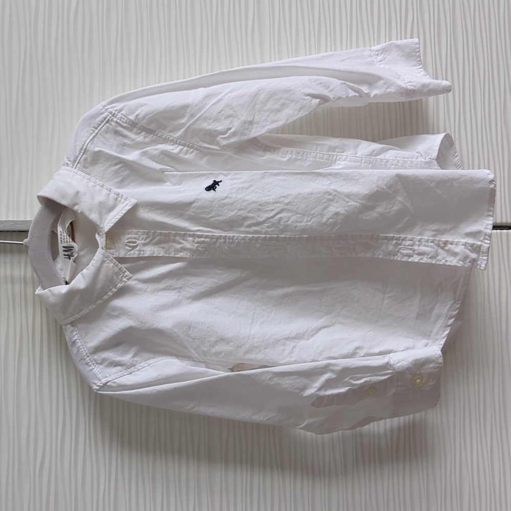 H&M toddler dress shirt. T2. New, never worn, but needs to be ironed.